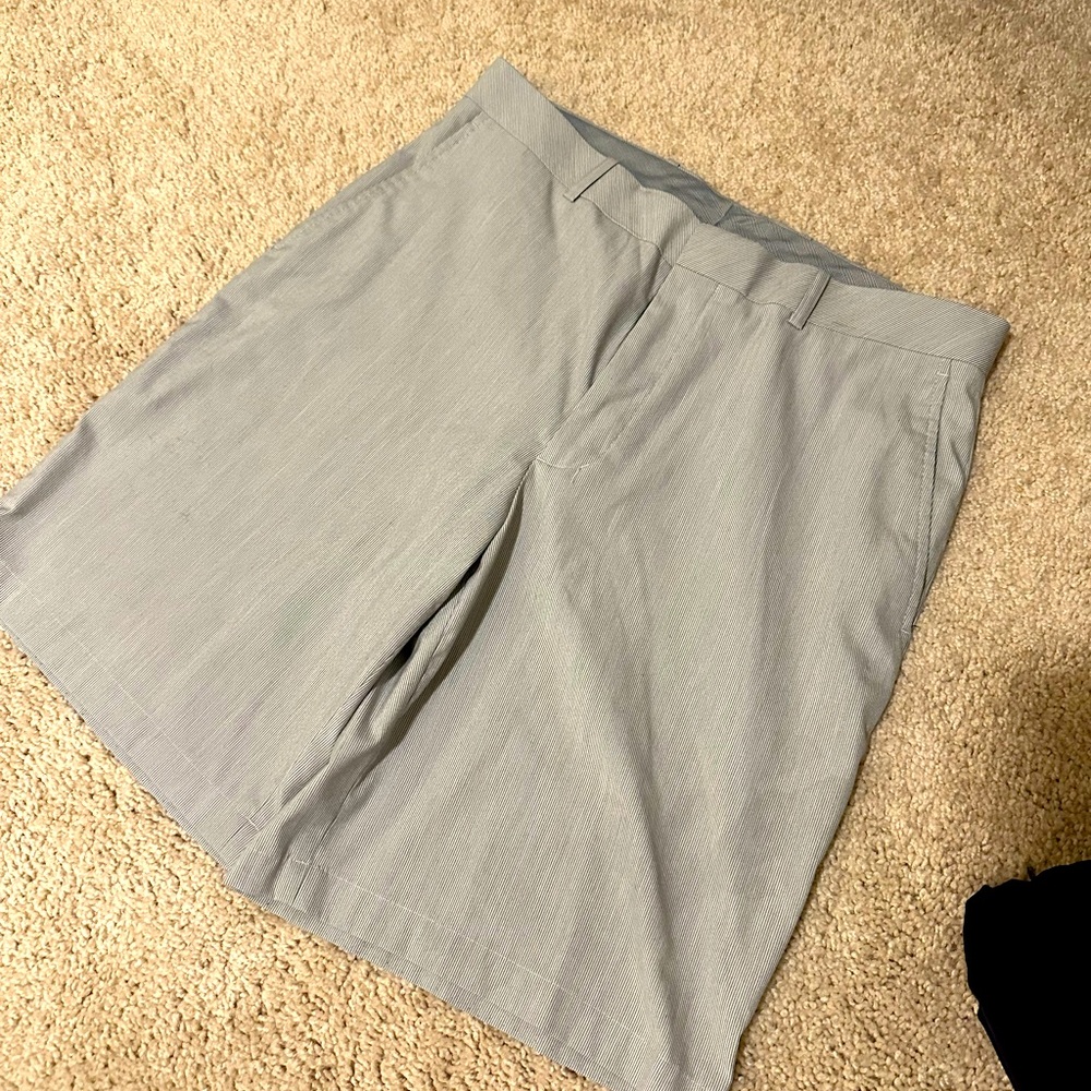 Mens Walter Hagan Golf Shorts. Gray pin striped size 34.